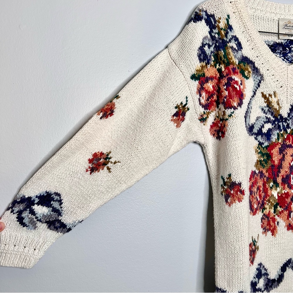 Express vintage coquette White V-Neck Sweater with Floral Pattern - Picture 6 of 13